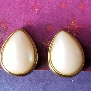 Vintage Richelieu earrings pearl clip on earrings gold tone pearlcore